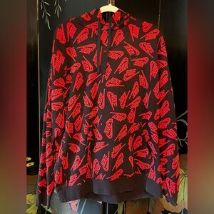 Men’s Nike hoodie in great condition. Ready for cooler temps in style.